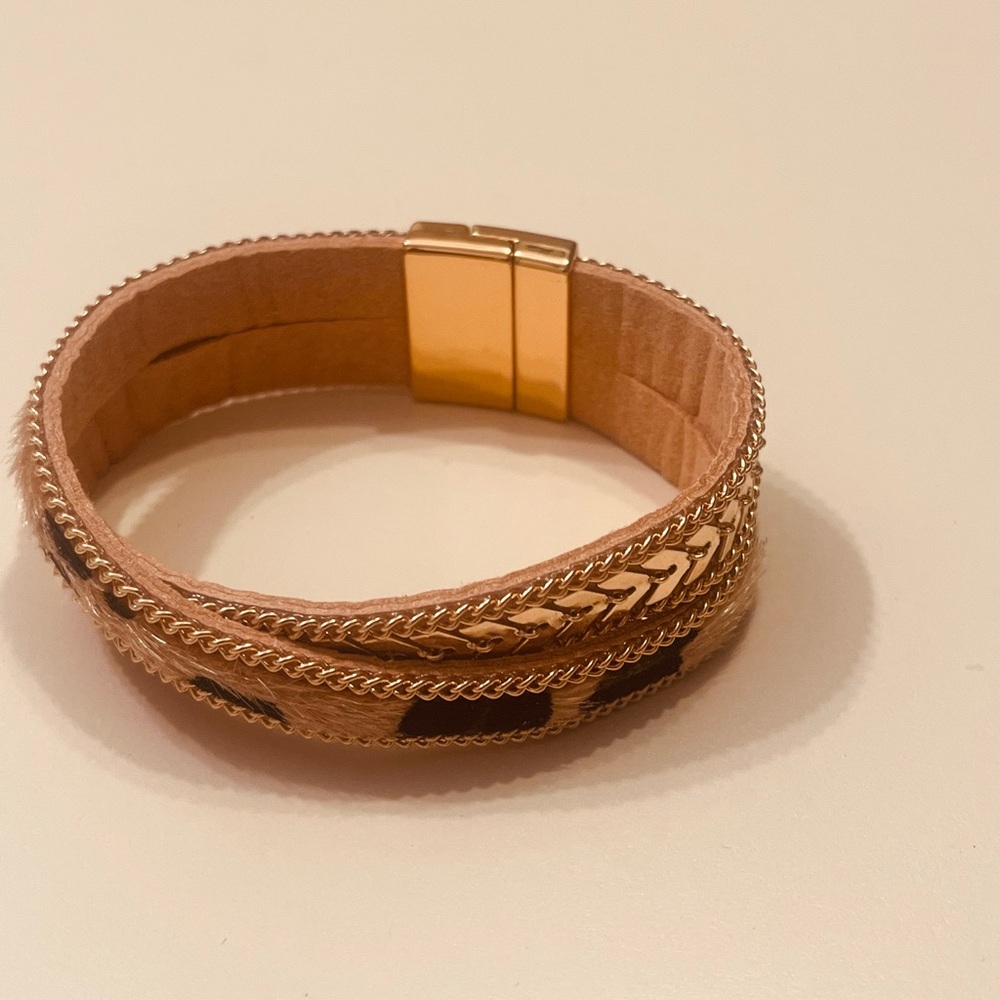 Animal print bracelet for women magnet closure